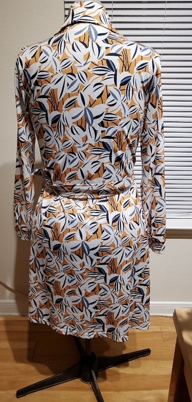 Collared Wrap🍌 Dress - Picture 3 of 3